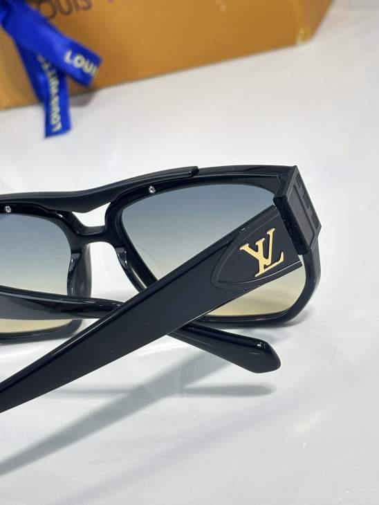 Picture of Louis Vuitton Sunglasses _SKUfw77318164fw